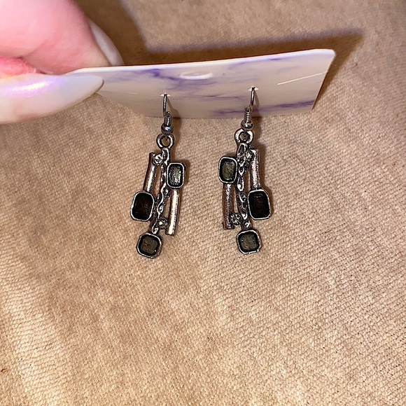 Artisanal gunmetal plated earrings w/ zirconia & hammered design, wire posts 🩶 - Picture 4 of 4